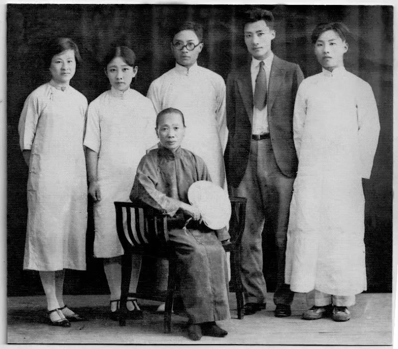 李徐氏与子女合影，摄于1928年李白民去世后